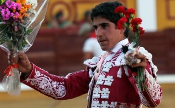 Rafael Cerro recogiendo el cariño del público. (FOTO:Gallardo)